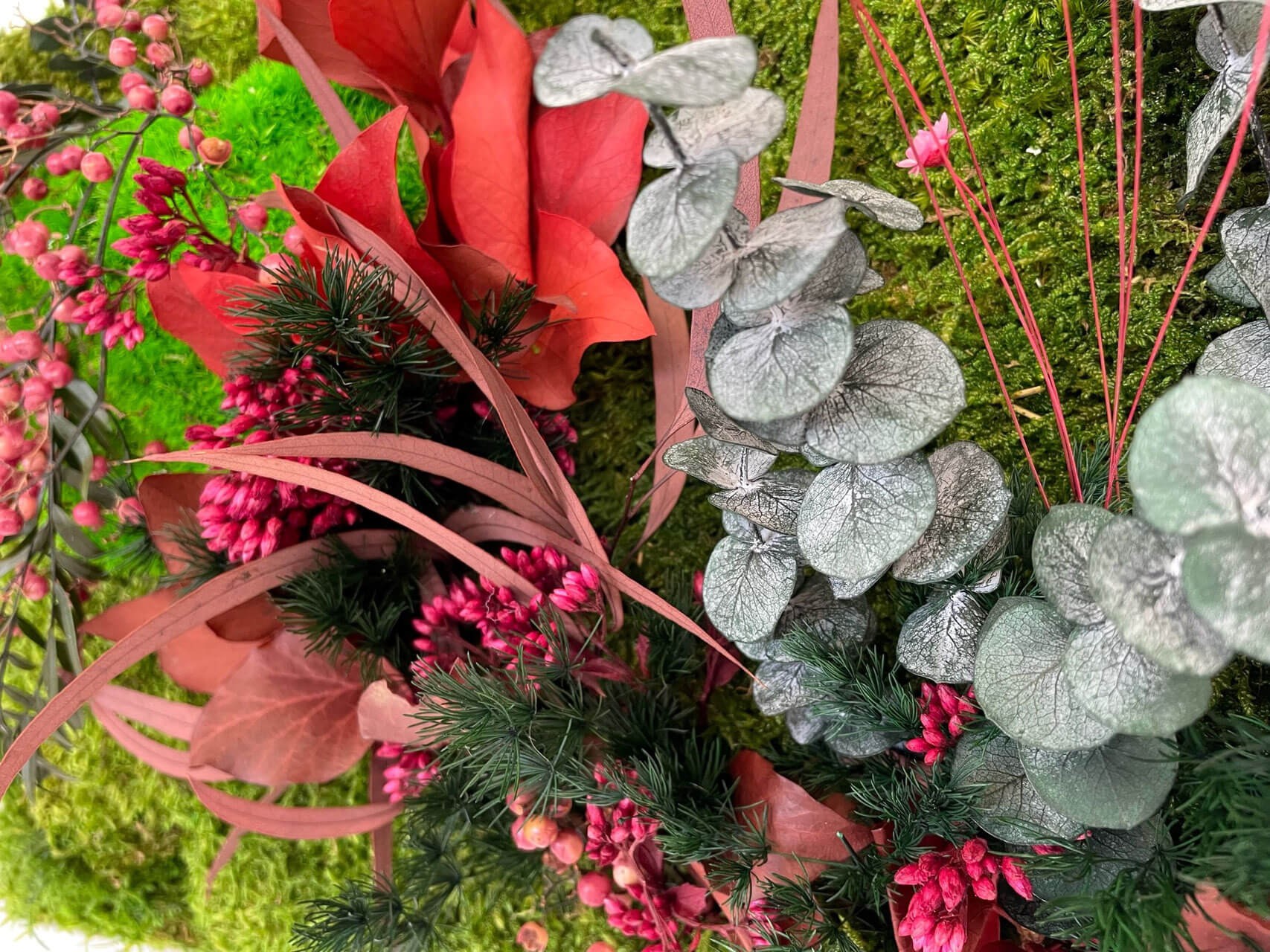 Tableau végétal avec feuillages verts et rouges