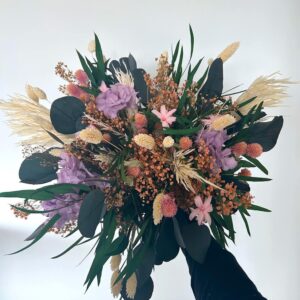 Bouquet avec fleurs violettes