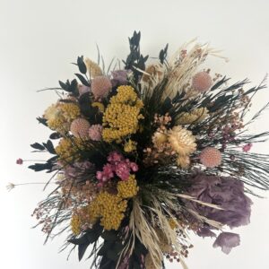 Bouquet de fleurs violettes et jaunes