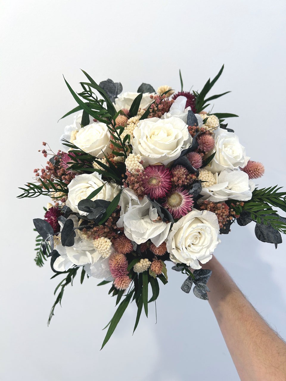 Bouquet de fleurs blanches et roses