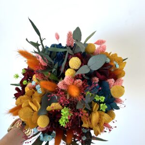 Bouquet de fleurs oranges, jaunes et rouges