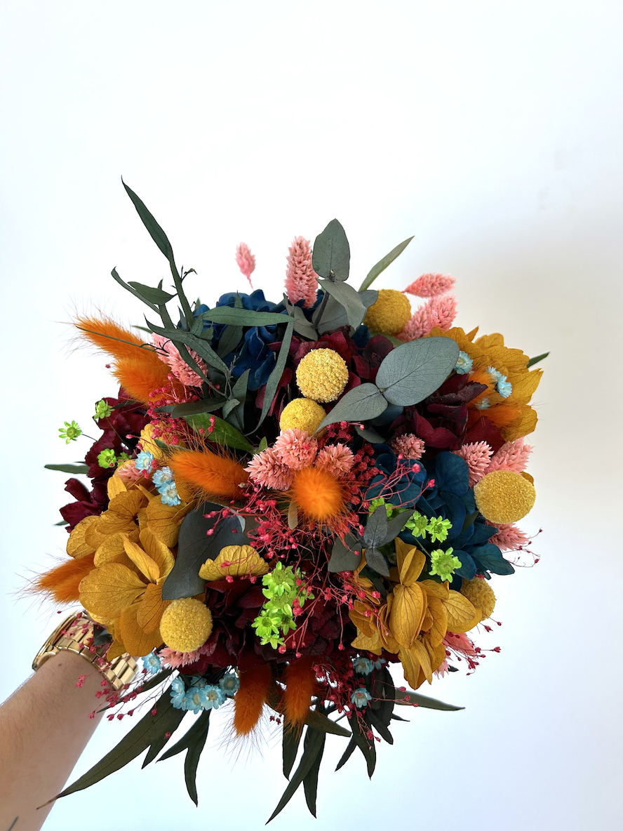 Bouquet de fleurs oranges, jaunes et rouges