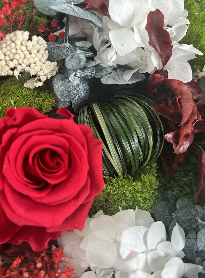 Hexagone végétal avec fleurs rouges
