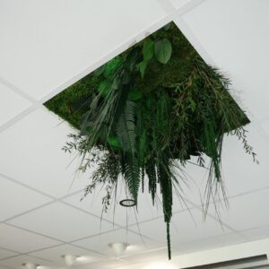 Dalle de plafond végétale avec feuillages verts