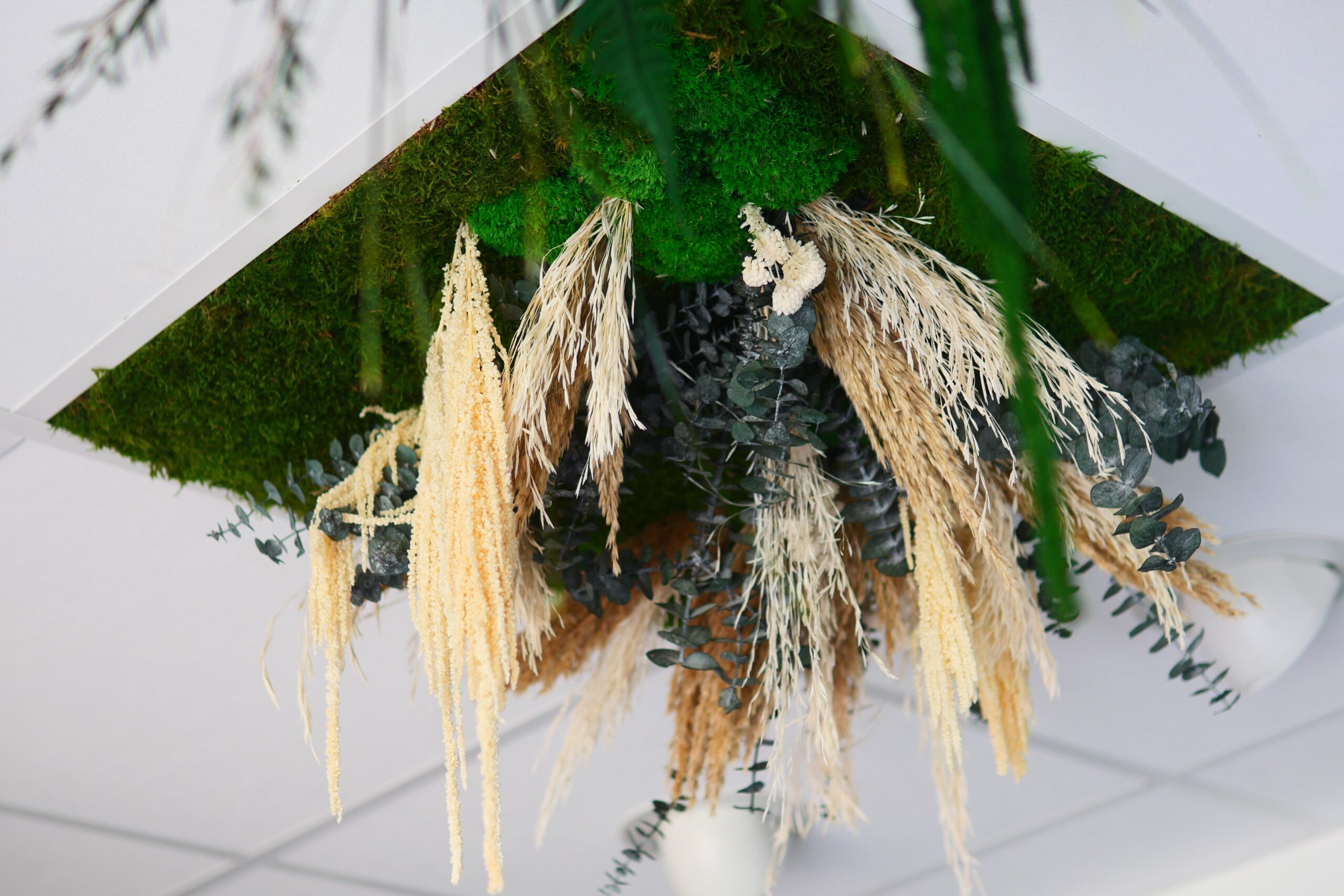 Dalle de plafond végétale avec feuillages verts et beiges