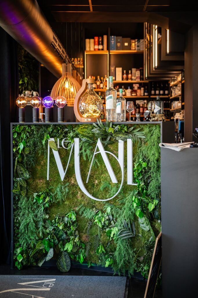 Comptoir en végétaux stabilisés avec logo du restaurant Le Mail à Angers