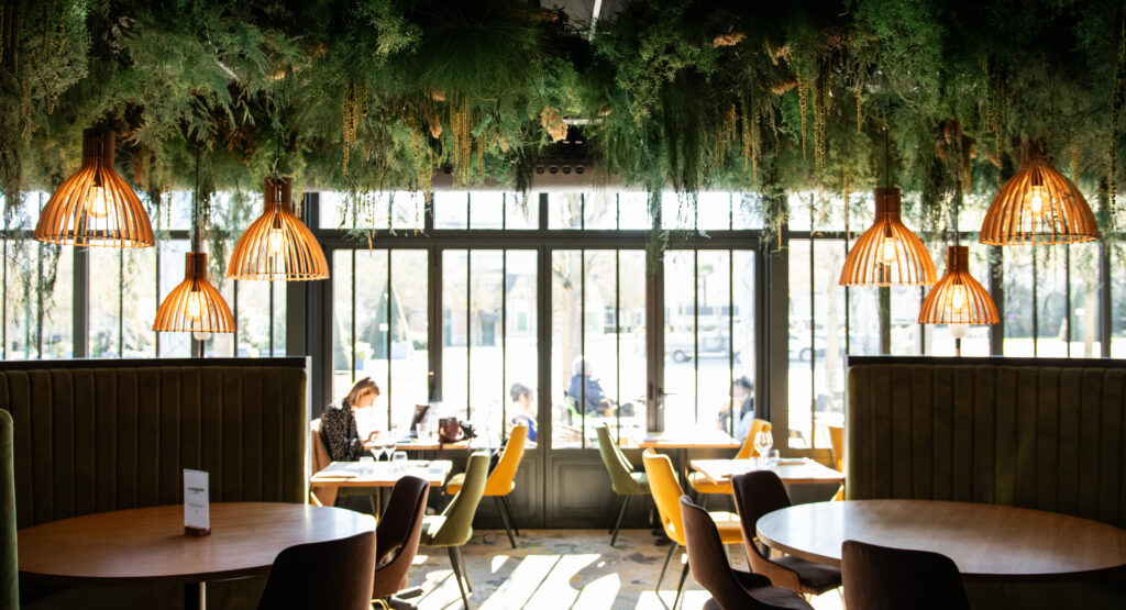 Salle du restaurant Le Mail à Angers avec plafond végétal stabilisé