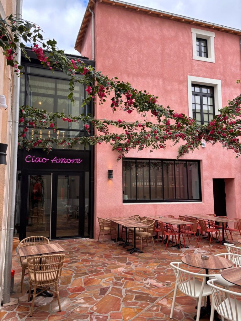 terrasse du restaurant Bambino à Angers décorées par des lianes de bois naturelles suspendues au dessus des table