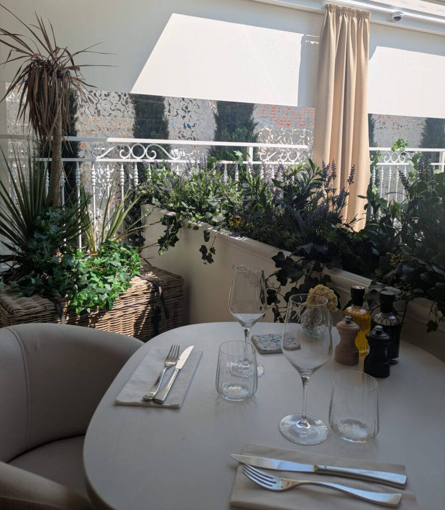 table dressée sur la terrasse du restaurant La Villa Angevine